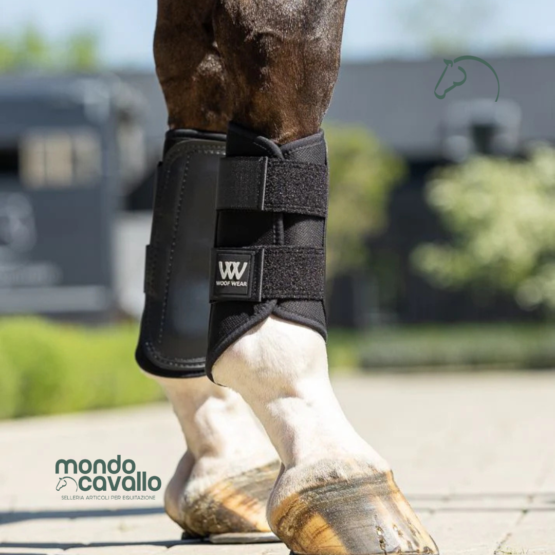 Stinchiere per cavallo marca Woof Wear colore nero con strappi in velcro