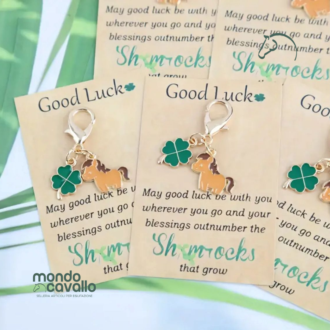 Ciondolo portafortuna con cavallo e quadrifoglio