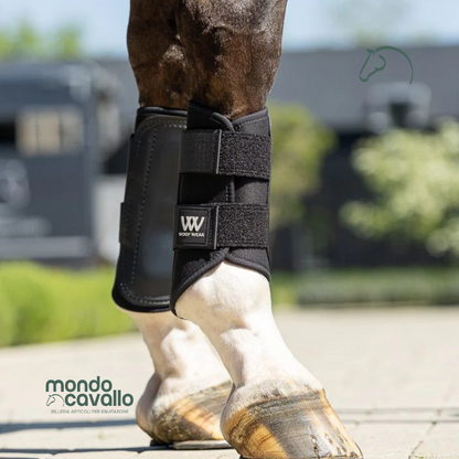 Stinchiere per cavallo marca Woof Wear colore nero con strappi in velcro